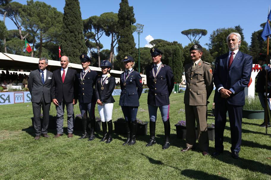 La premiazione dei 4 azzurri, con a sinistra il presidente Fise, Marco Di Paola e, a destra, quello del Coni Giovanni Malag. Fama